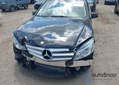 2011 Mercedes-Benz C 300 Luxury 4Matic/Sport 4Matic z USA, uszkodzony, nr VIN WDDGF8BB7BR137712